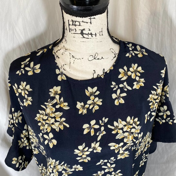 Folded & Hung Floral Crew Neck Bell Sleeve Keyhole Back Blouse Sz M - Picture 4 of 7